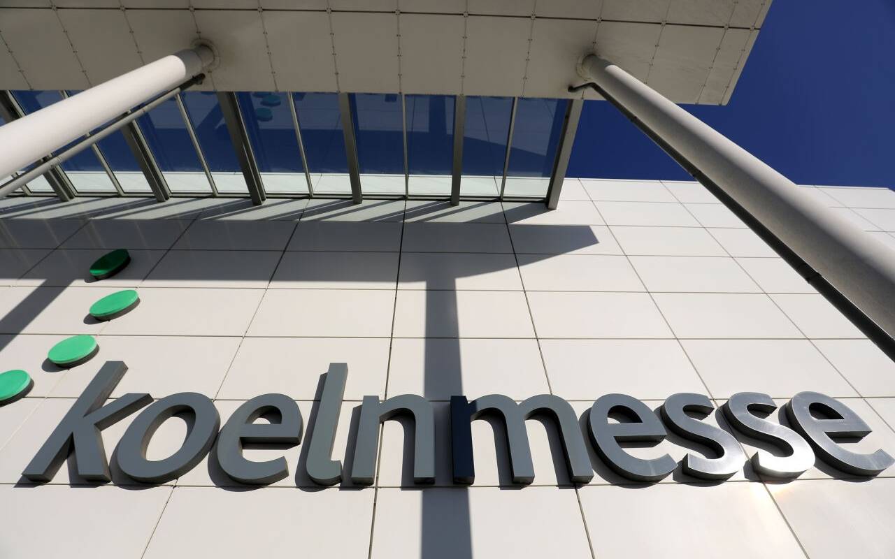 Das Logo der Kölnmesse am Eingang der Messe. Abgesagt oder verschoben - so lautet der Status vieler Messen in Nordrhein-Westfalen wegen Corona und das kann zu einem dicken Minus führen. «Einbußen in Millionenhöhe» seien beispielsweise bei der Kölnmesse zu erwarten, teilte ein Sprecher auf Anfrage mit. Alleine in Köln wurden fünf Messen abgesagt ...