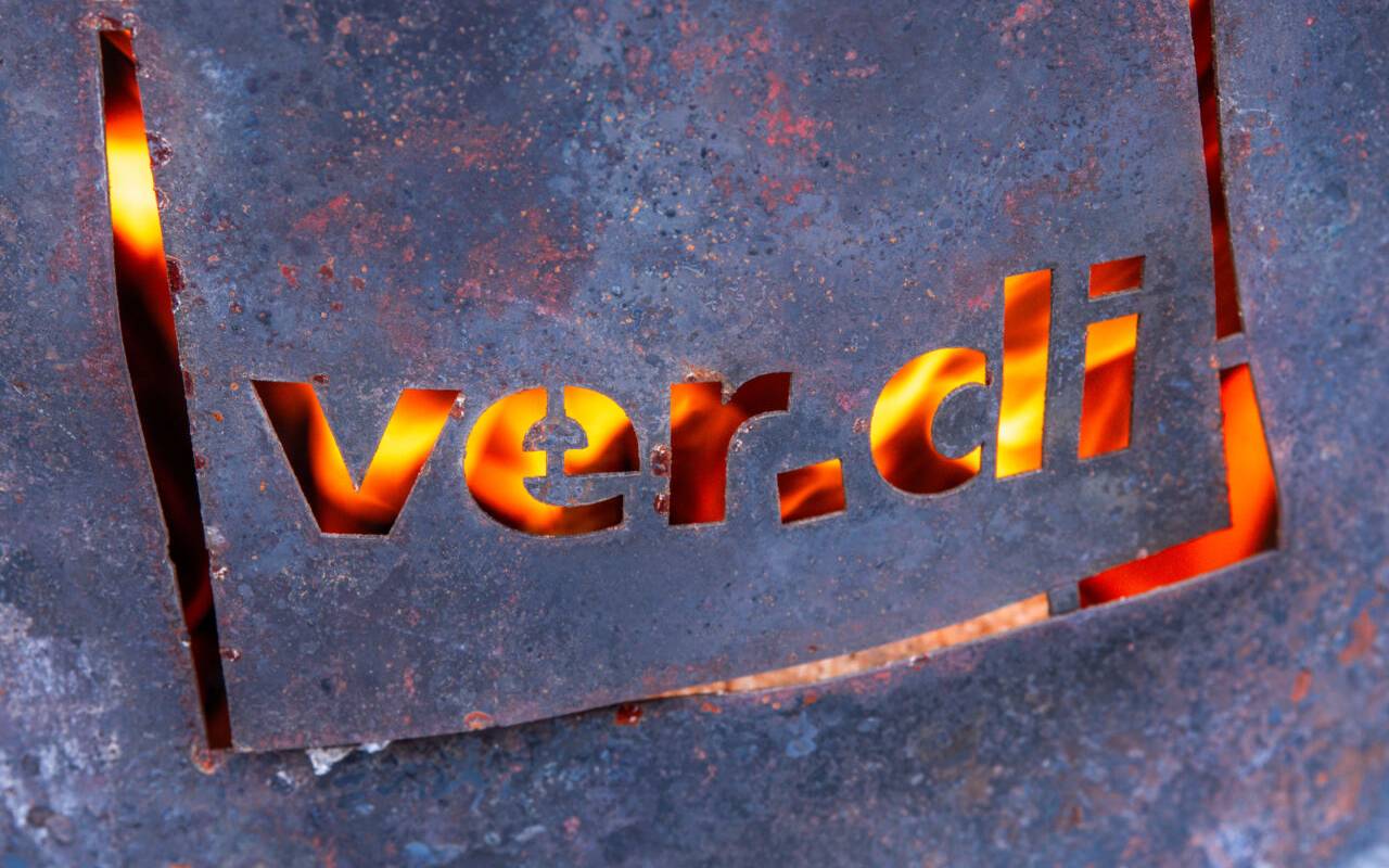 Das Logo von der Gewerkschaft ver.di ist zu erkennen