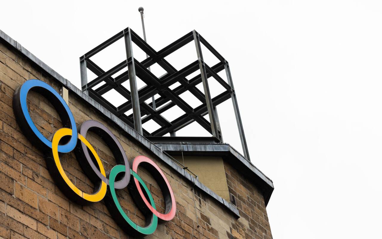 Olympische Ringe sind an der Fassade des Sport- und Olympiamuseums zu sehen vor der Vorstellung des Konzepts einer Olympia-Bewerbung mit der Rhein-Ruhr-Region für die Olympischen Spiele durch Ministerpräsident Wüst.
