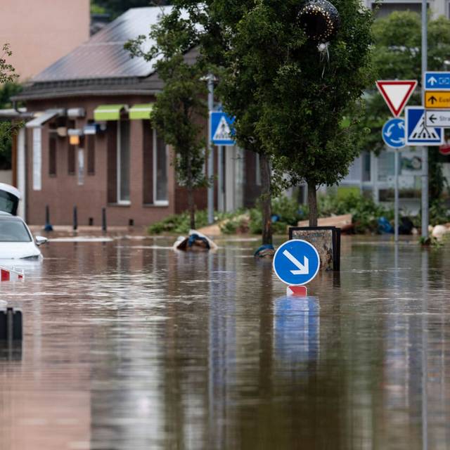 Straßen im Ortsteil Heimerzheim sind überflutet. 2021 wurde Nordrhein-Westfalen von einer Flutkatastrophe heimgesucht.