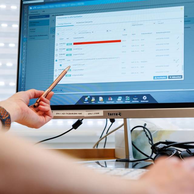 Ein Hausarzt lädt in seiner Praxis Dokumente in eine elektronische Patientenakte "ePA".