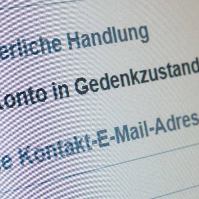 Gedenkzustand eines Online-Profils ist auf einem Display zu sehen