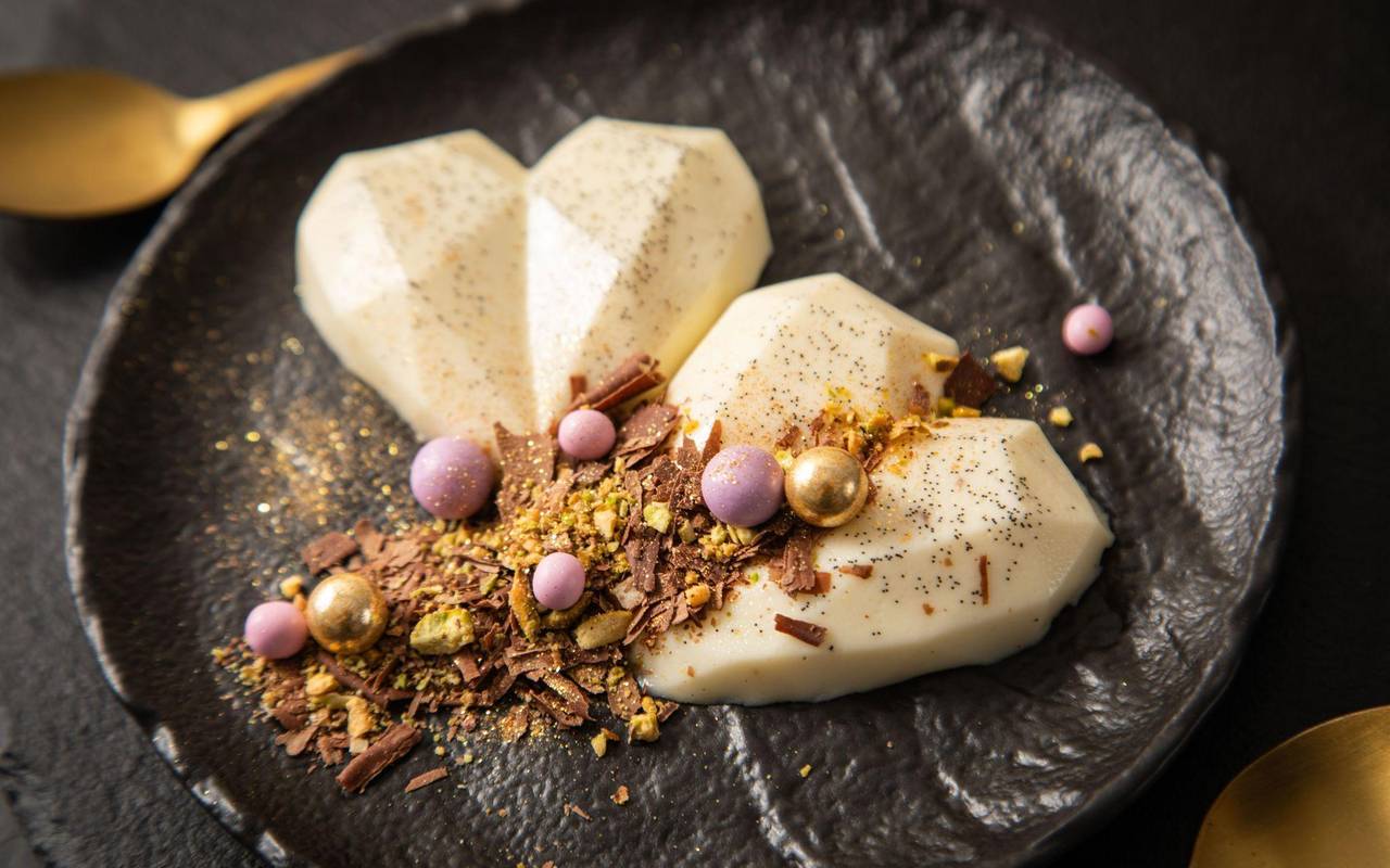 Panna Cotta mit Schokolade, Pistazie, Goldstaub und Schokokugeln