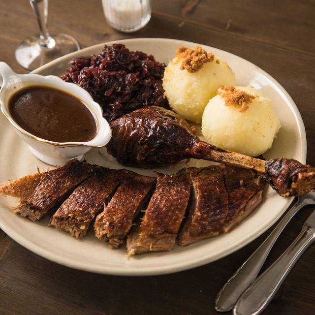 Martinsgans mit Rotkohl und Klößen