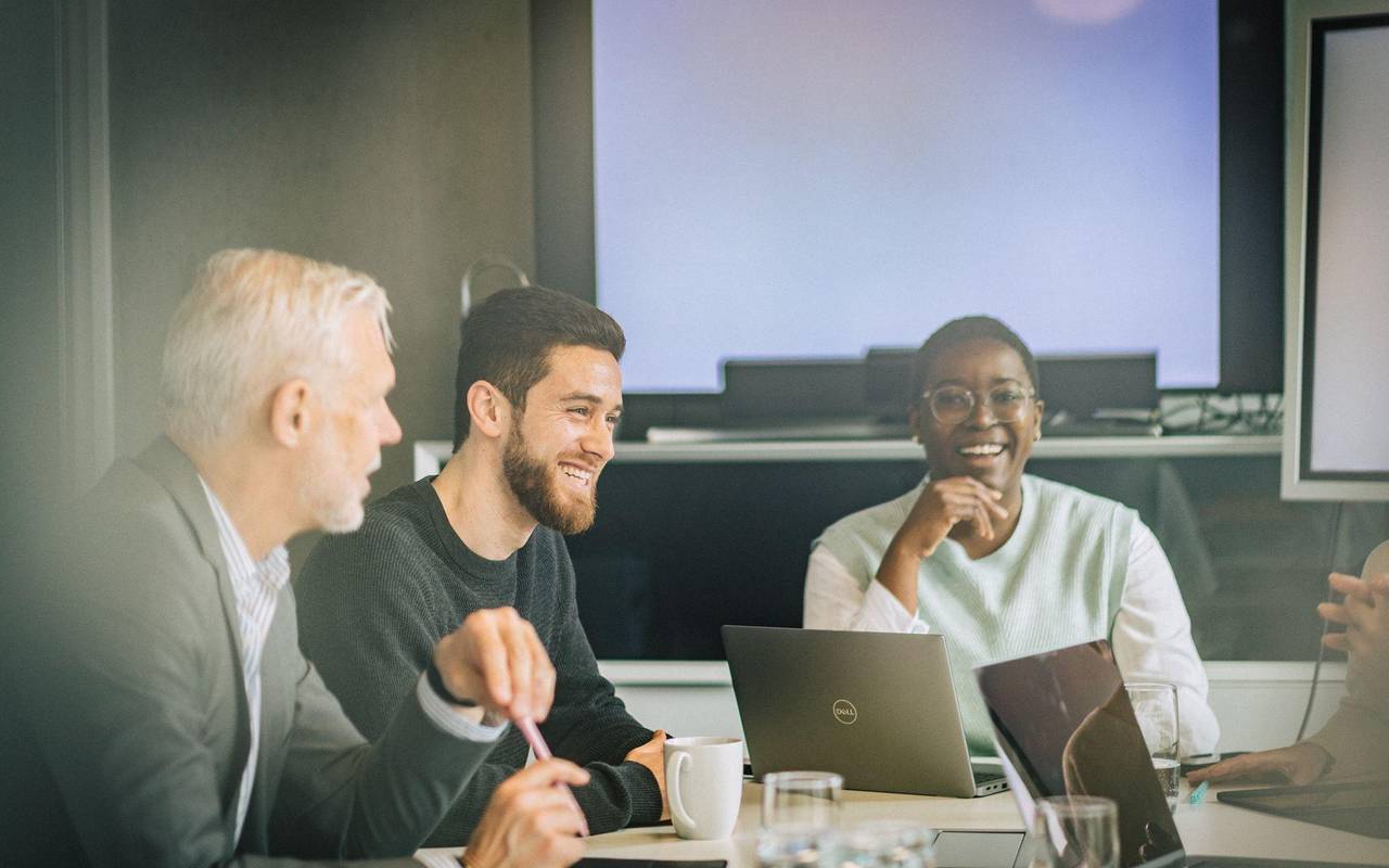 Eine Gruppe Kolleginnen und Kollegen arbeitet an Projekt