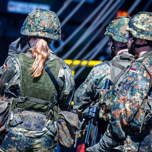 Soldaten sichern die Verladung von Leopard-2-Kampfpanzern