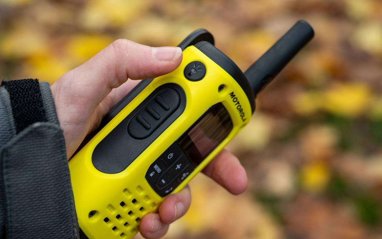 Eine Frau hält ein Walkie-Talkie in der Hand