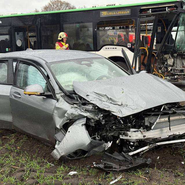 Bus prallt mit Auto zusammen - viele Kinder betroffen