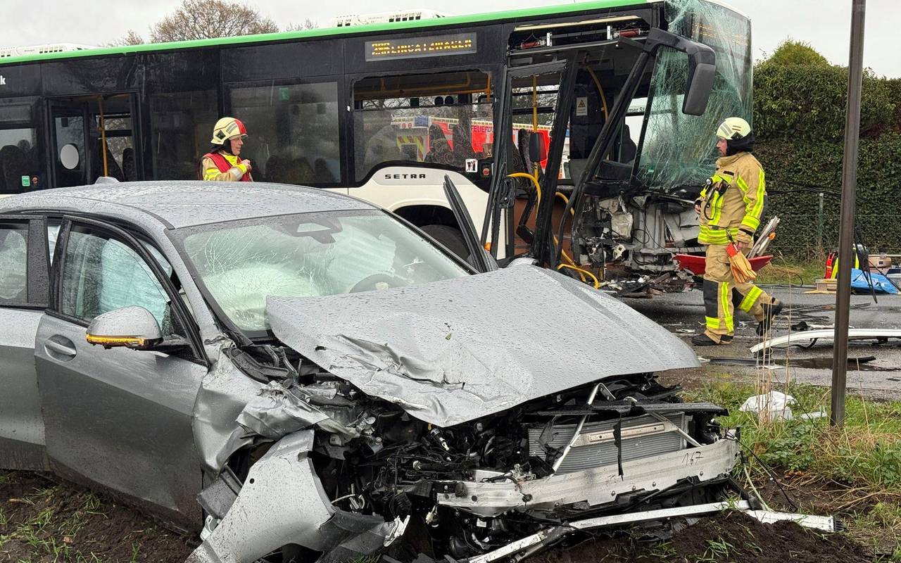 Bus prallt mit Auto zusammen - viele Kinder betroffen
