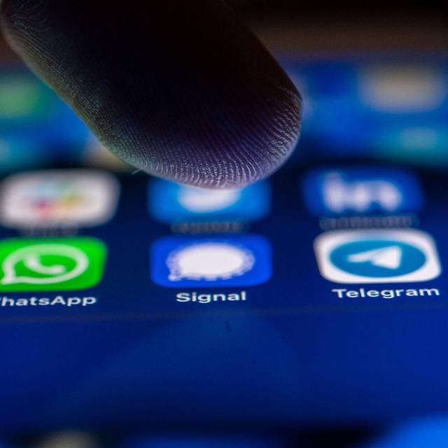Ein Finger schwebt über dem Icon der Signal-App