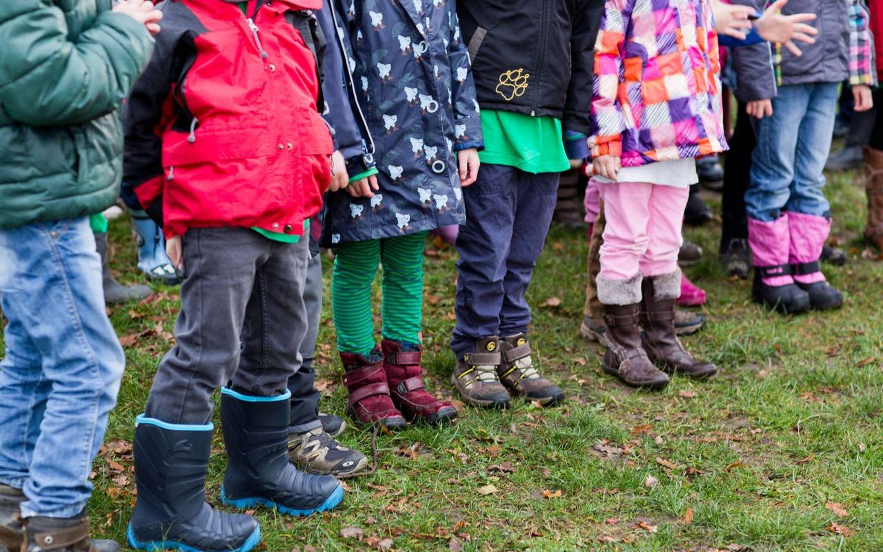 Kinder stehen in einem Garten