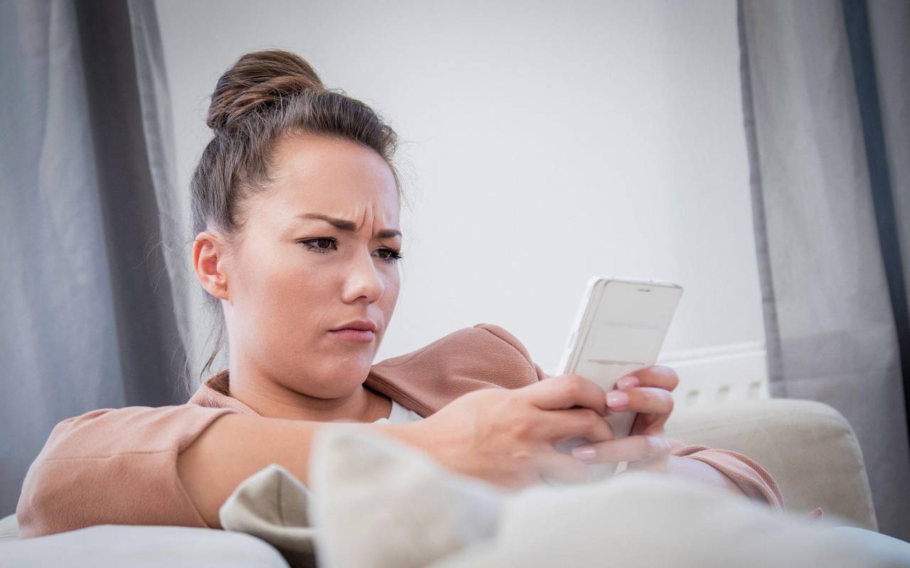 Eine Frau mit Smartphone