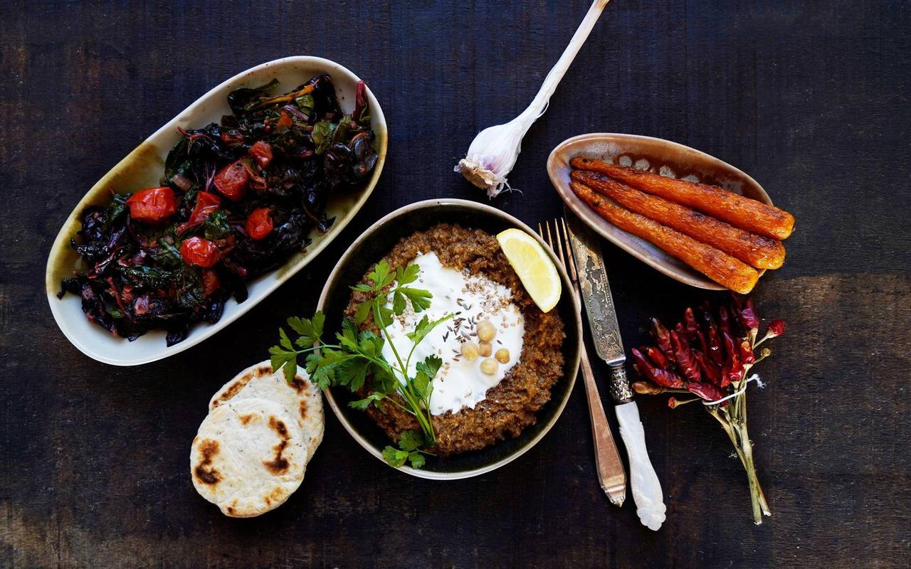 Geschmorter Mangold mit Kichererbsen-Crème und Chili-Möhren