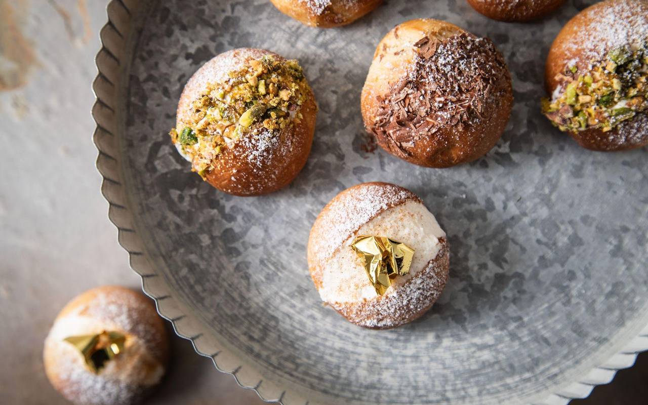 Maritozzo Romano mit Blattgold, Schokoladen und Pistazien Dekor