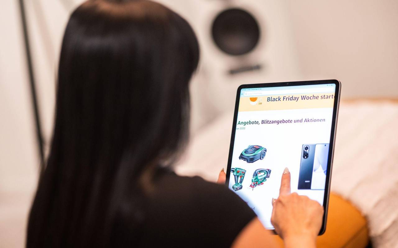 Frau schaut sich Black Friday Angebote auf dem Laptop an