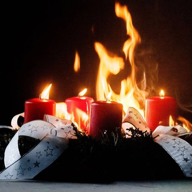 Ein Adventskranz brennt