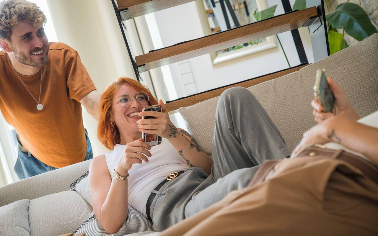 Freunde enspannen gemeinsam auf einem Sofa