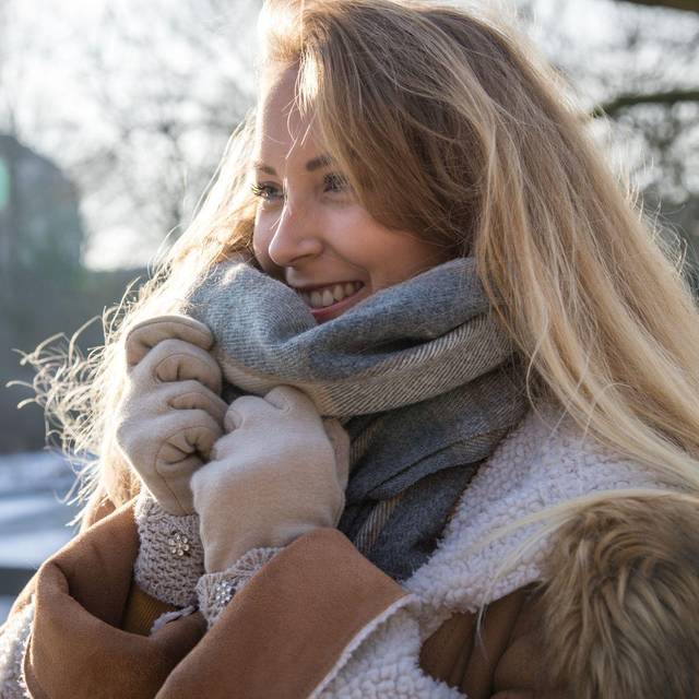 Eine junge Frau geht im Park spazieren