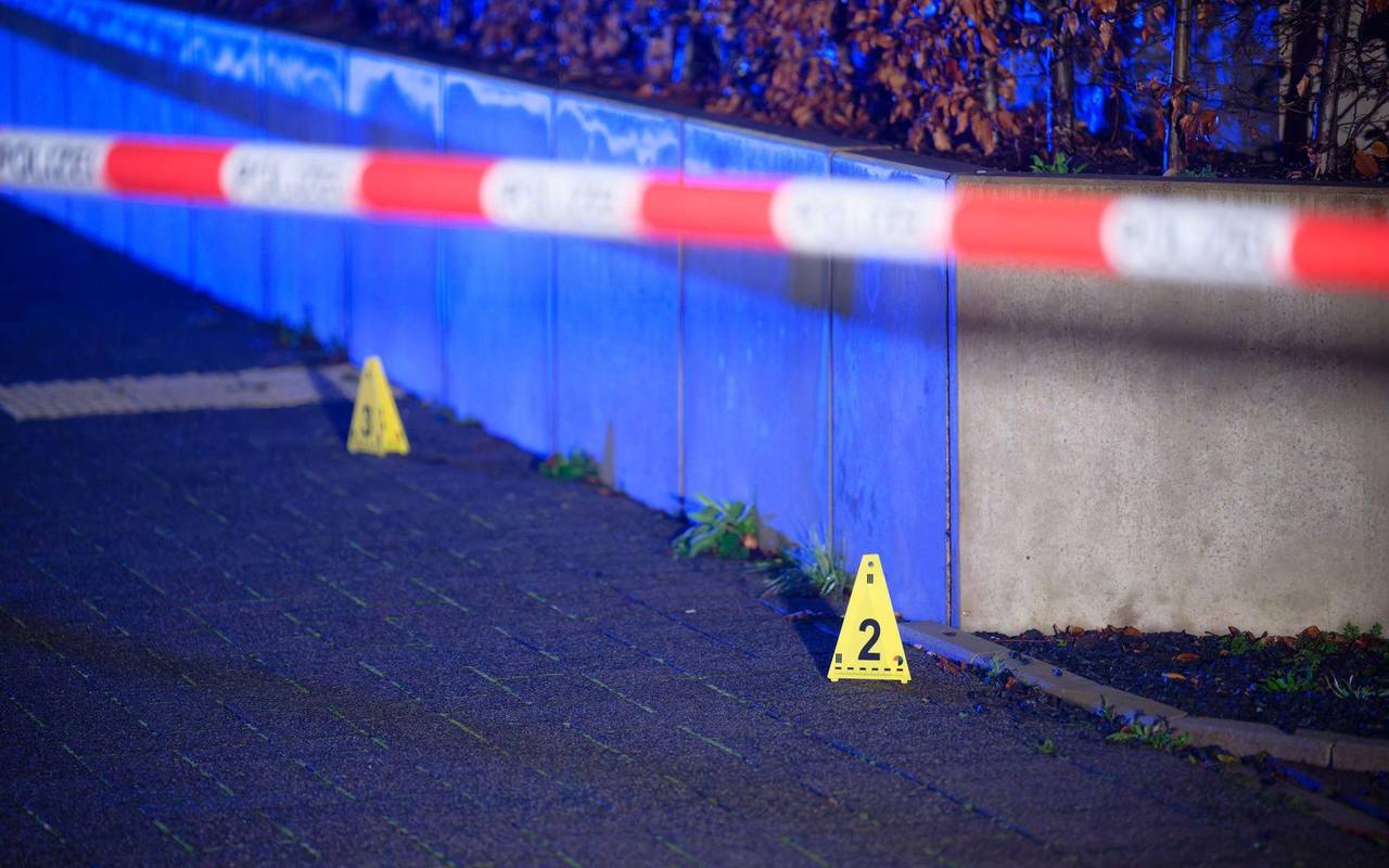 Männer nahe Veranstaltungshalle in Köln angeschossen