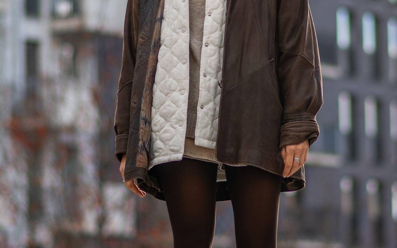 Eine Frau im Zwiebellook