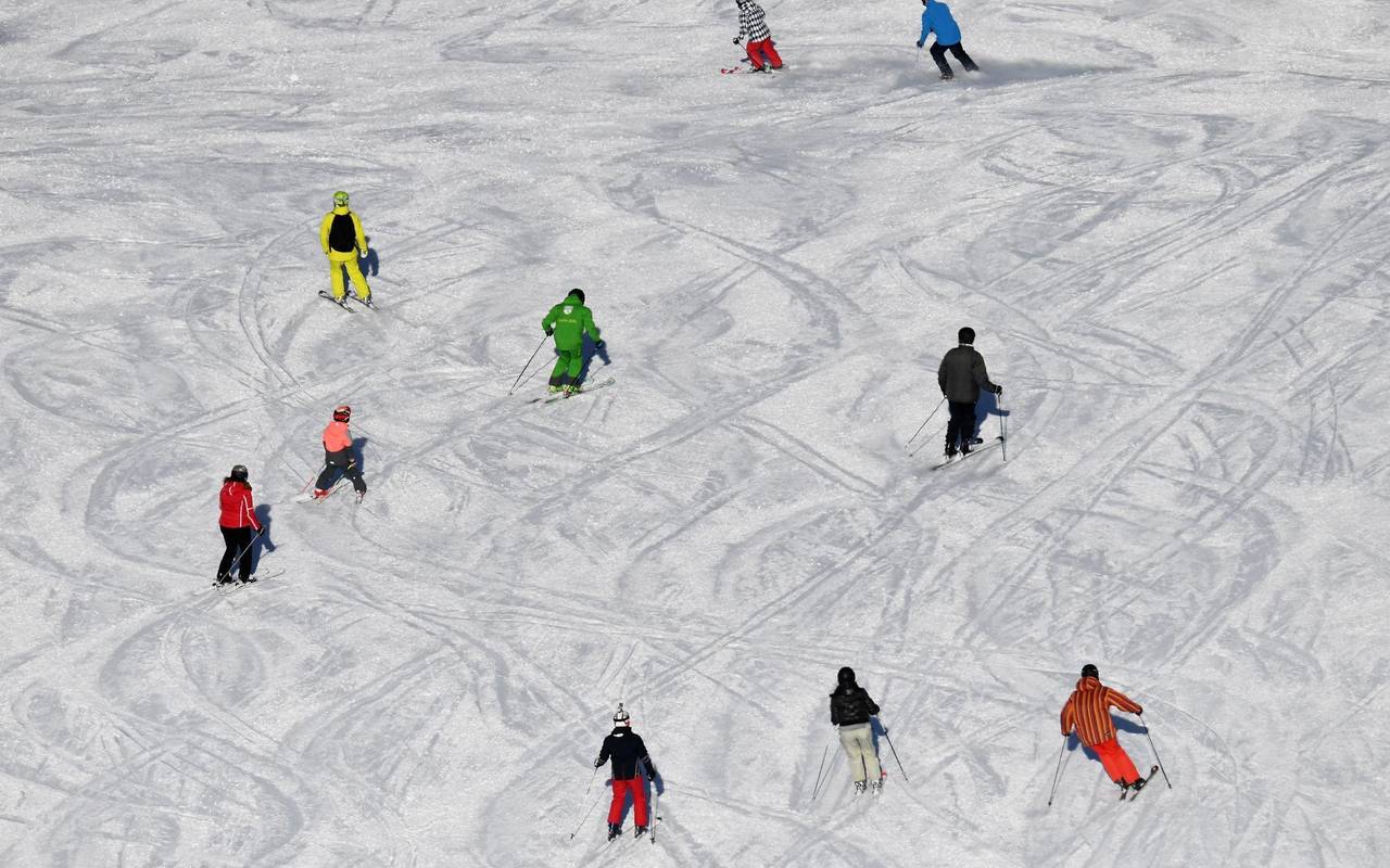 Jugendlicher stirbt bei Sturz neben einer Skipiste
