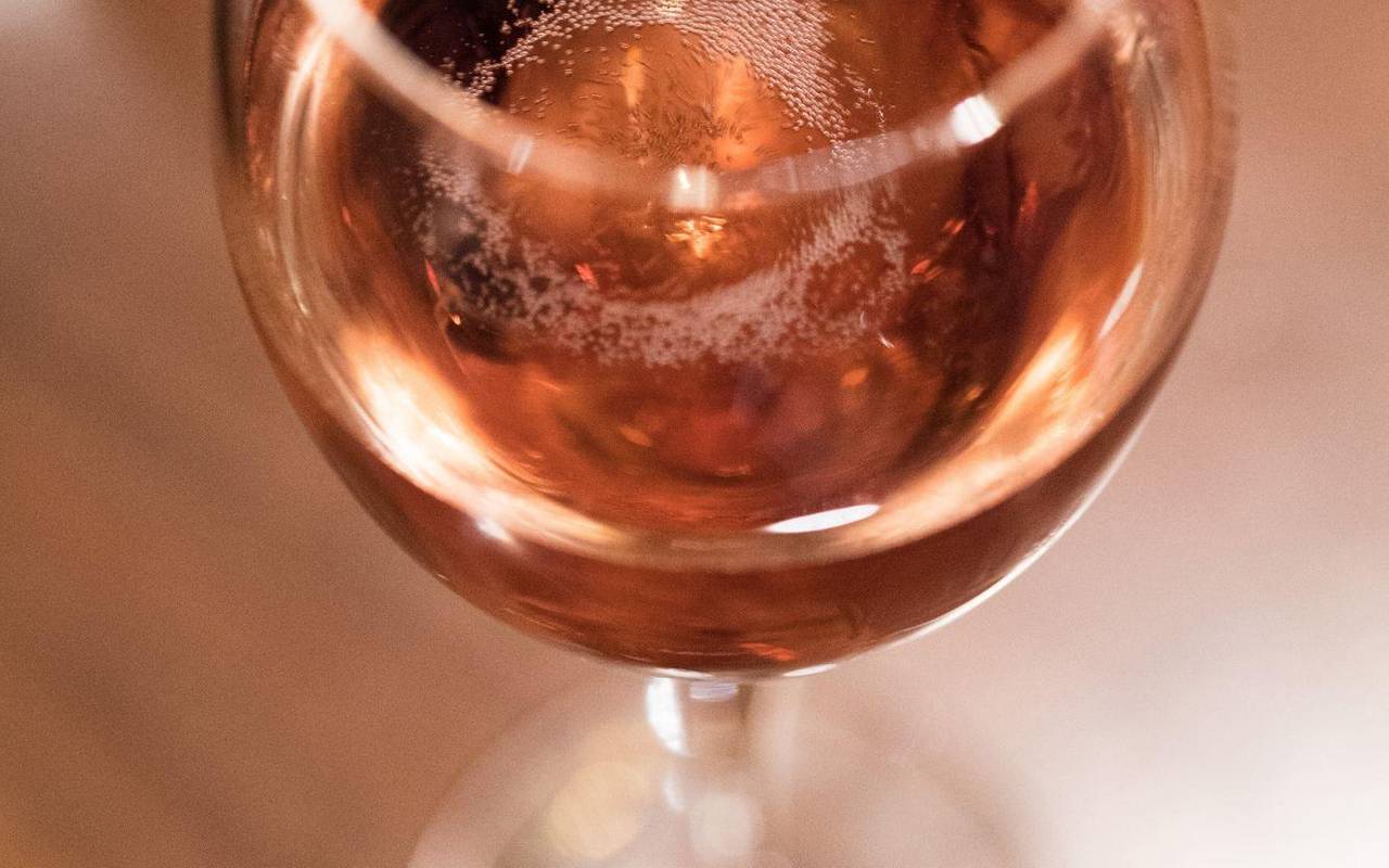 Ein Glas Crémant D'Alsace steht auf einem Tisch