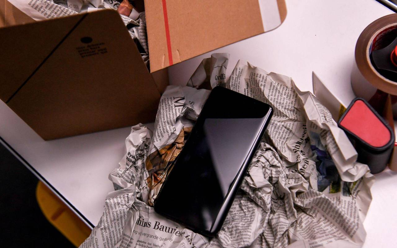 Ein Smartphone wird für den Verkauf verpackt