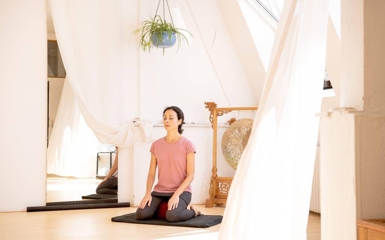 Ohm im Wohnzimmer: 5 Gestaltungstipps für die Yoga-Ecke zu Hause