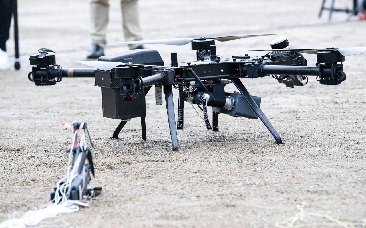 Drohne der Bundespolizei und abgefangene Drohne im Netz