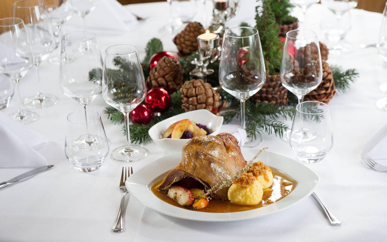 Ein Stück der Weihnachtsgans steht auf einem gedeckten Tisch