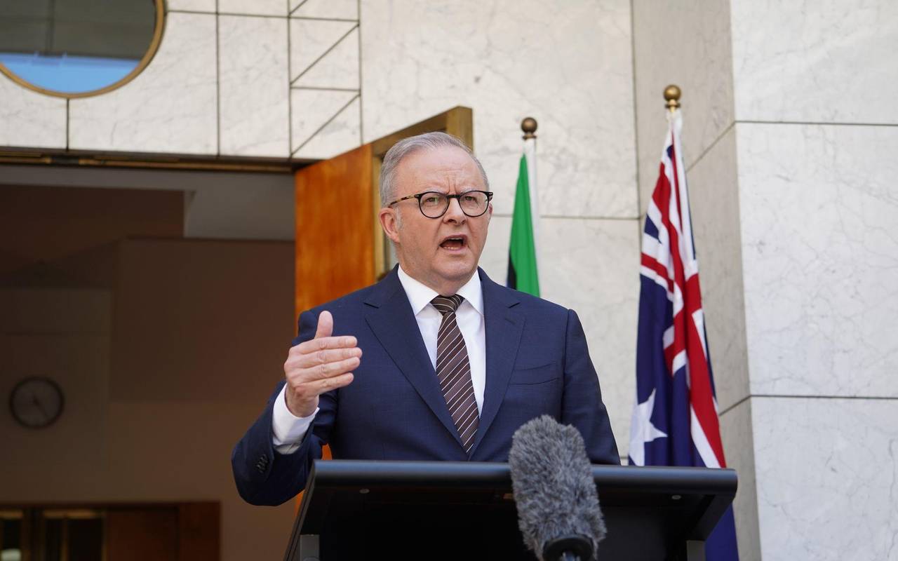 Premierminister Albanese hält Pressekonferenz