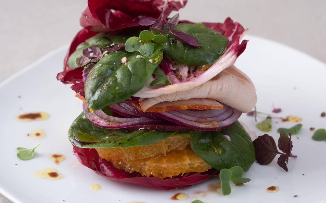 In die Höhe geschichteter Salat