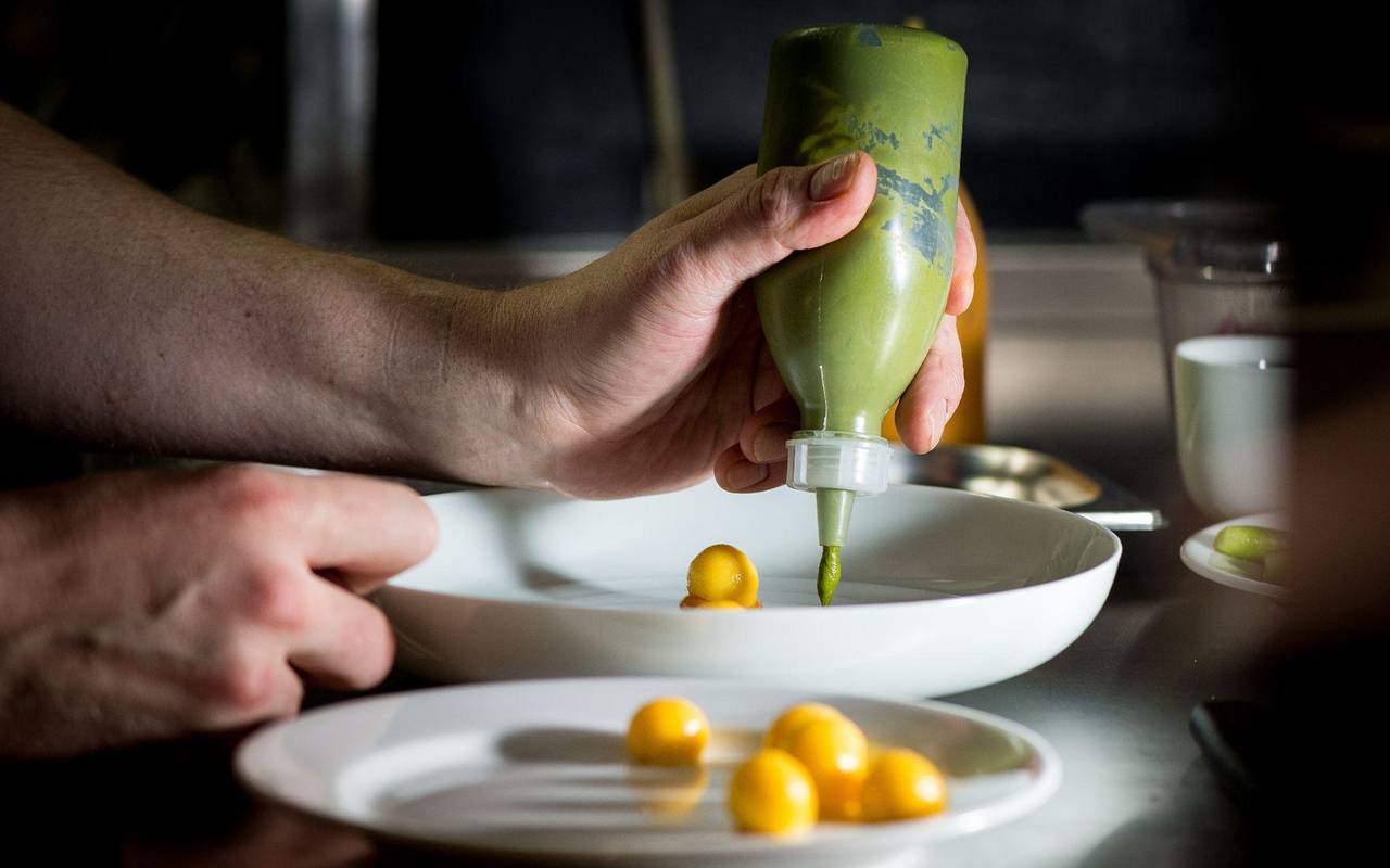 Koch beim Anrichten eines Tellers