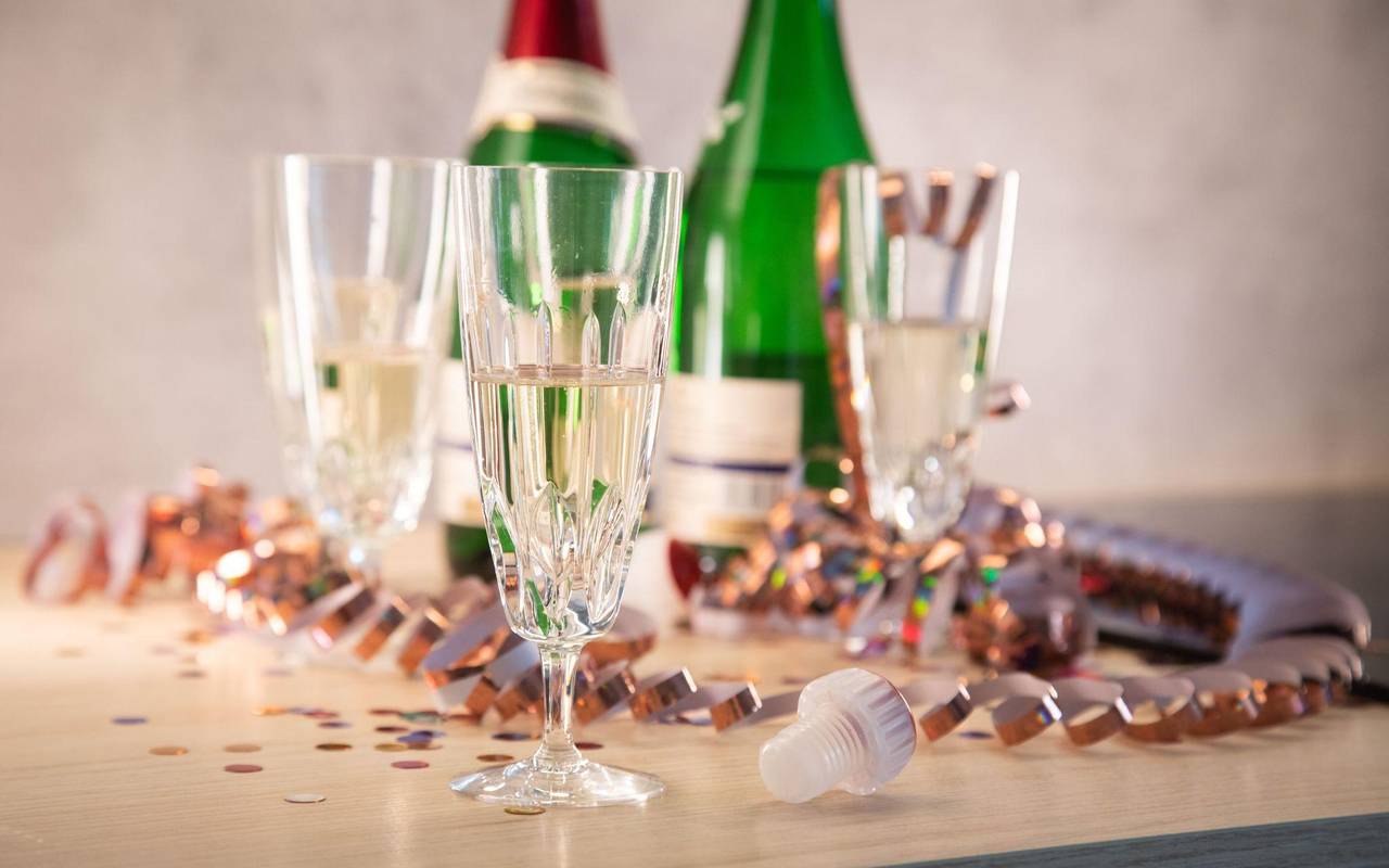 Sektgläser stehen auf einem Tisch