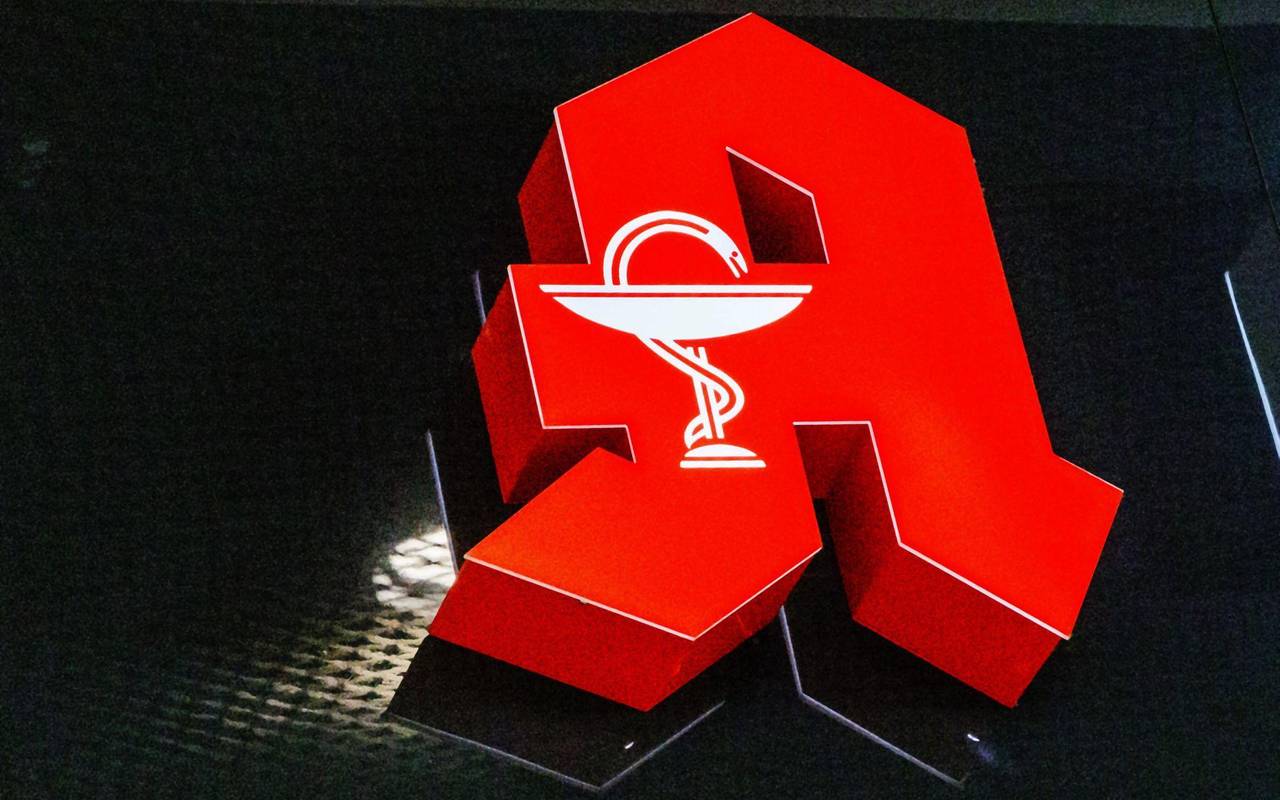 Apothekenschild hängt an einem Gebäude