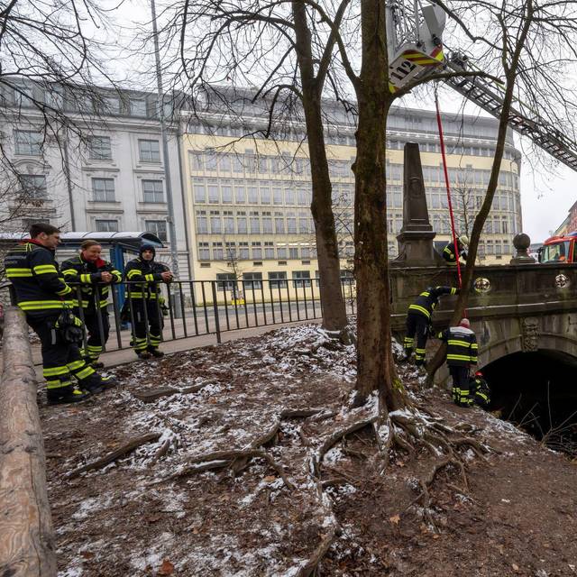 Feuerwehr baut Eisbachwelle zurück