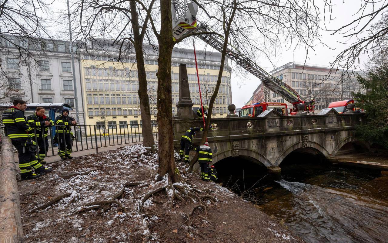 Feuerwehr baut Eisbachwelle zurück
