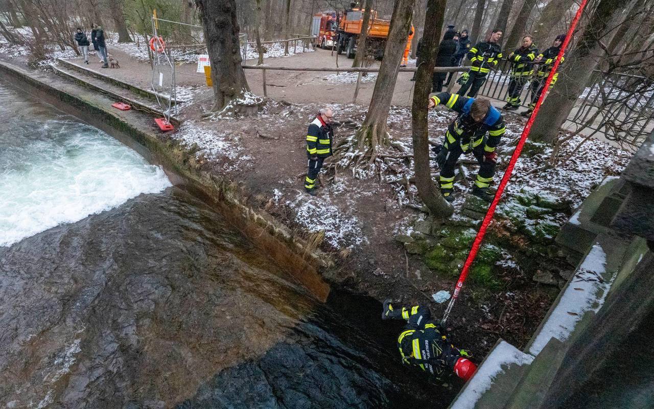 Feuerwehr baut Eisbachwelle zurück