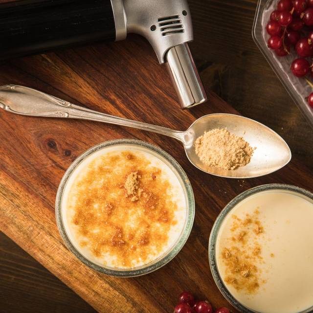 Ein Fambierbrenner liegt neben Crème Brulée