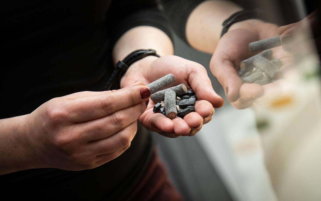 Lakritzstangen in einer Hand