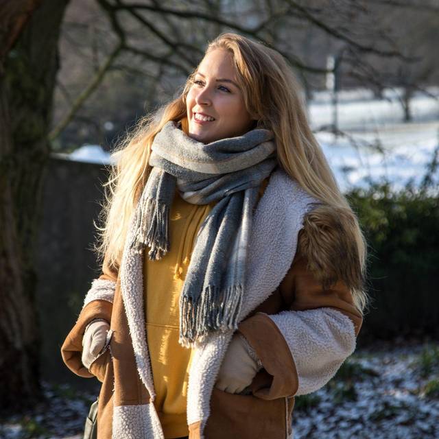 Frau geht im Park spazieren