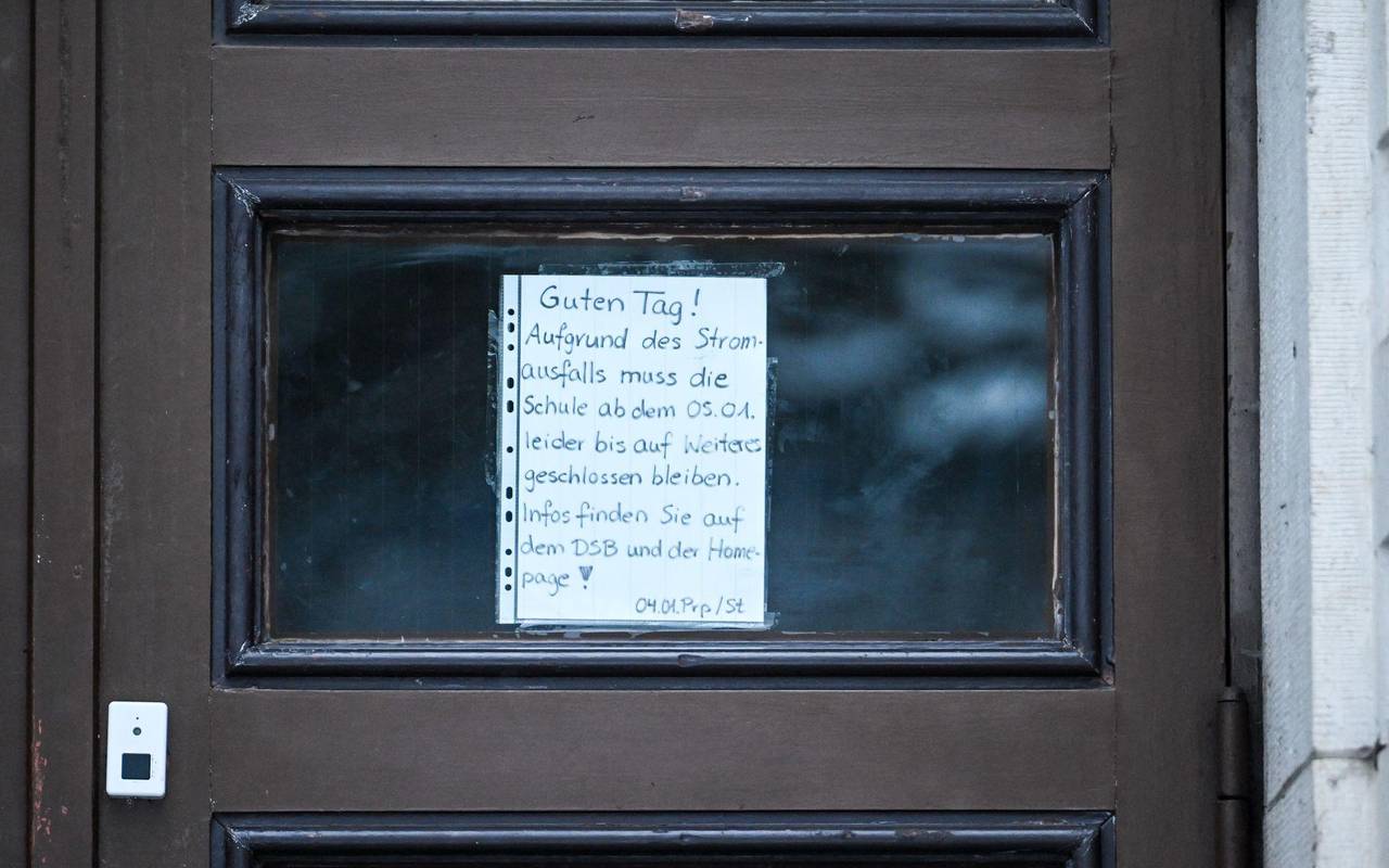 Info-Zettel an der Tür eines Gymnasiums nach einem Stromausfall