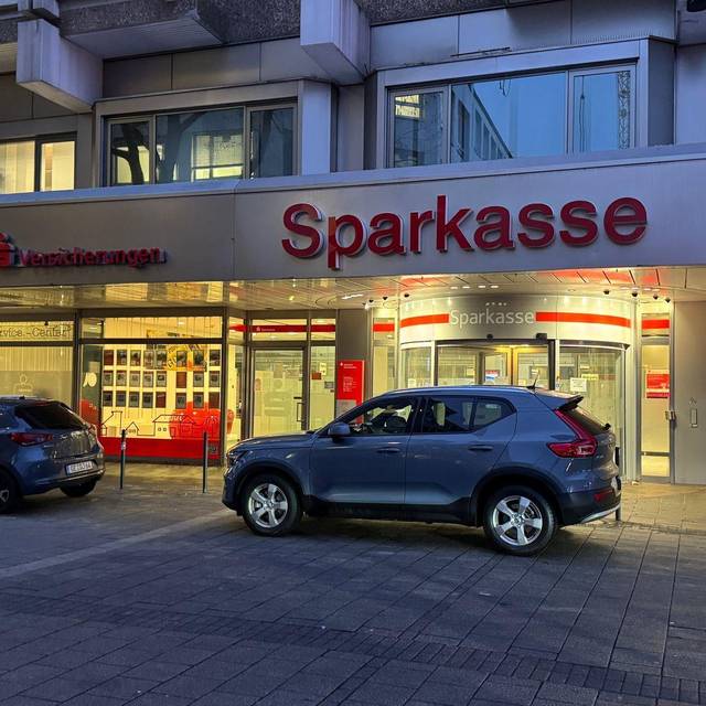 Polizei durchsucht Sparkasse nach Millionen-Coup