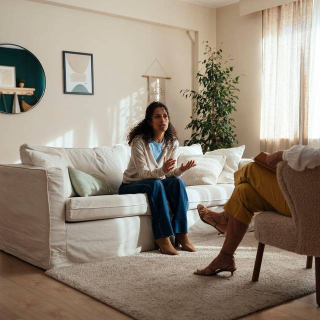 Frau bespricht mentale Probleme mit einer Psychologin