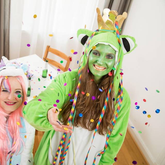 Zwei geschminkte Frauen im Karnevalskostüm