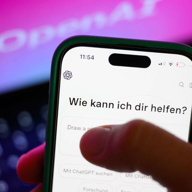 Ein Smartphone mit dem KI-Chatbot ChatGPT