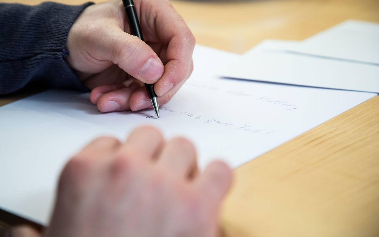 Mann schreibt einen Brief