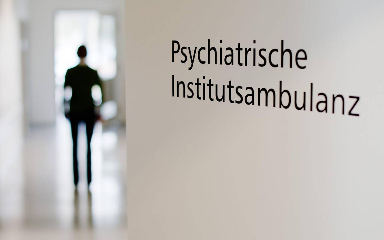 Mitarbeiterin steht in der Psychiatrischen Institutsambulanz