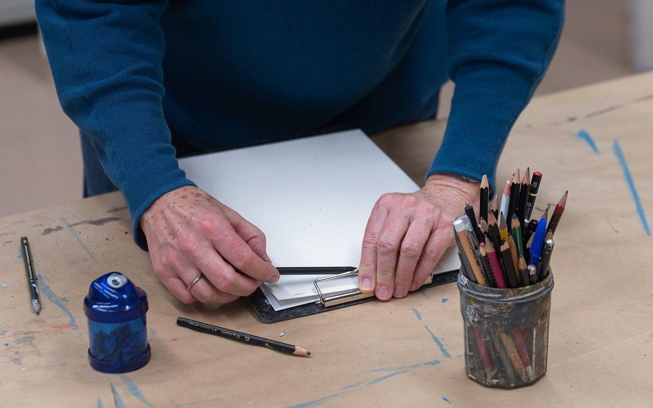 Teilnehmer einer Kunsttherapie