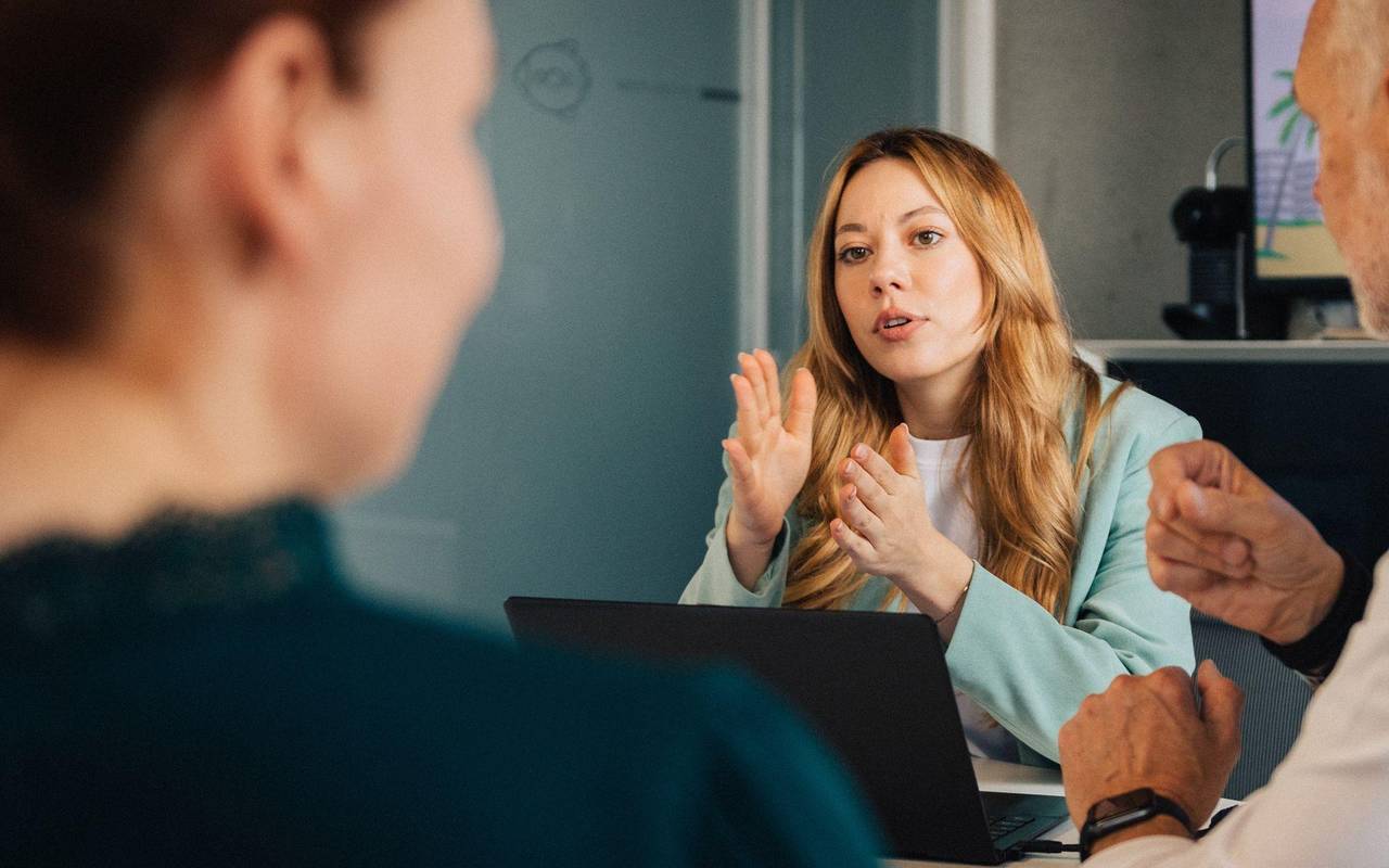 Eine Frau in einem Meeting